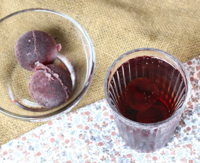 Cherry juice spritzer in glasses with … – License Images – 11208051 ❘  StockFood