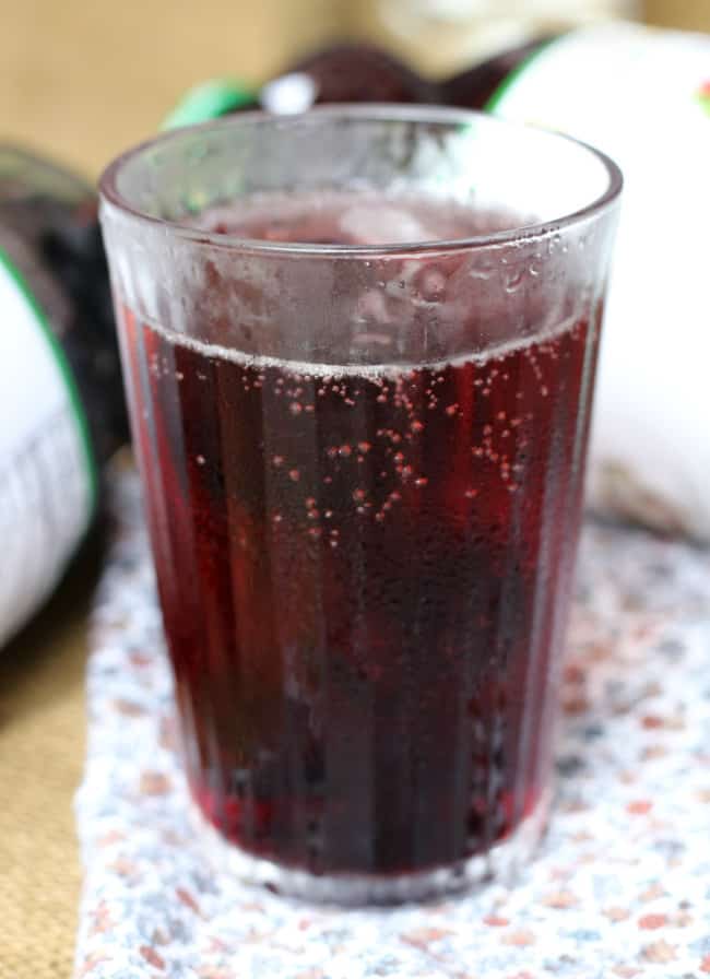 Cherry juice spritzer in glasses with … – License Images – 11208051 ❘  StockFood
